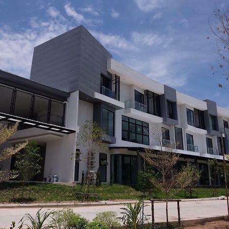 Hotel Chuan Chom The High Resort Saraburi - Sha Plus Bagian luar foto